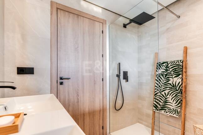 Nowe miasta Off- Plan z widokiem na morze panoramiczne i góry