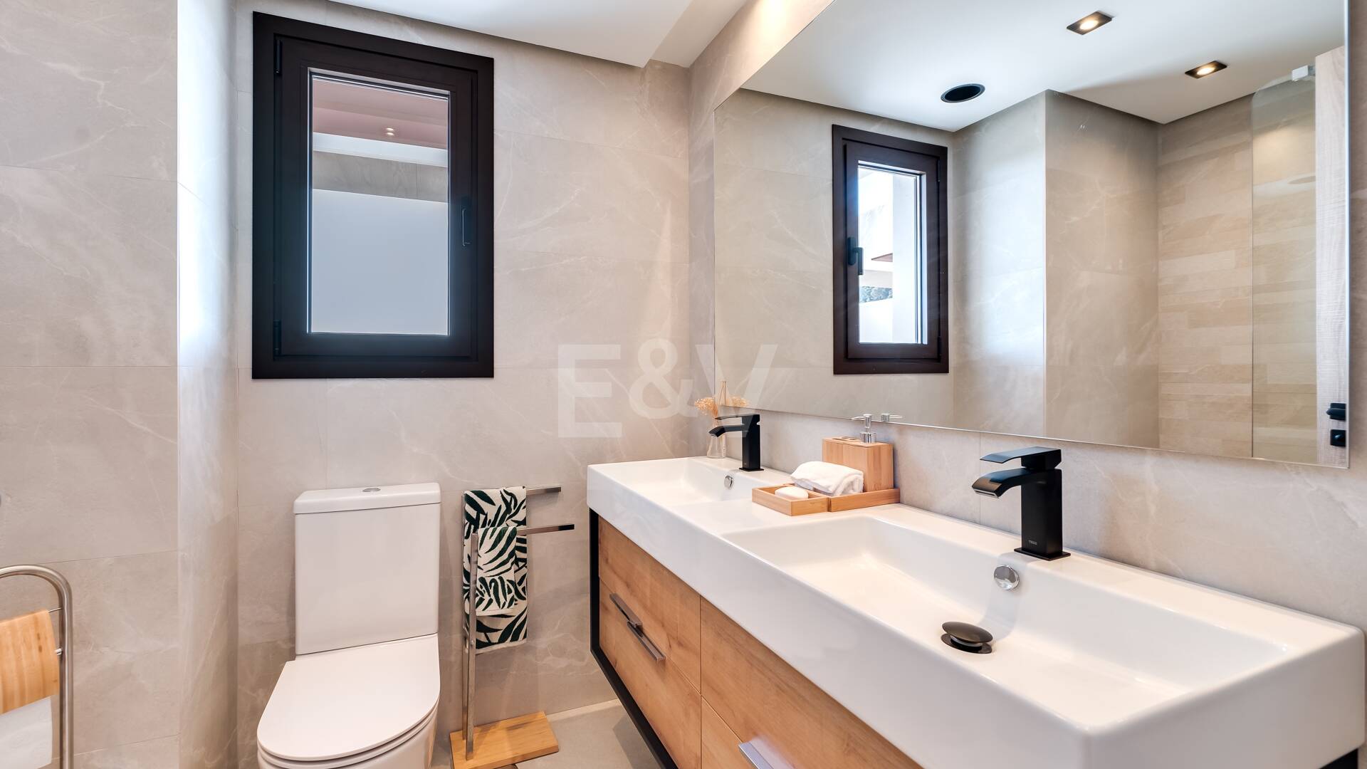 Nowoczesne miasta z widokiem na morze panoramiczne i góry