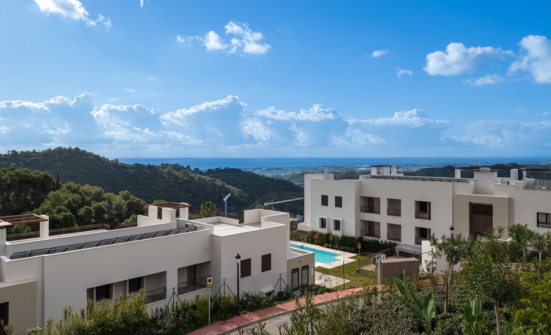 Nuevas casas adosadas sobre plano con vistas panorámicas al mar y a la montaña