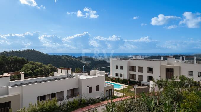 Casas adosadas modernas con vistas panorámicas al mar y a la montaña
