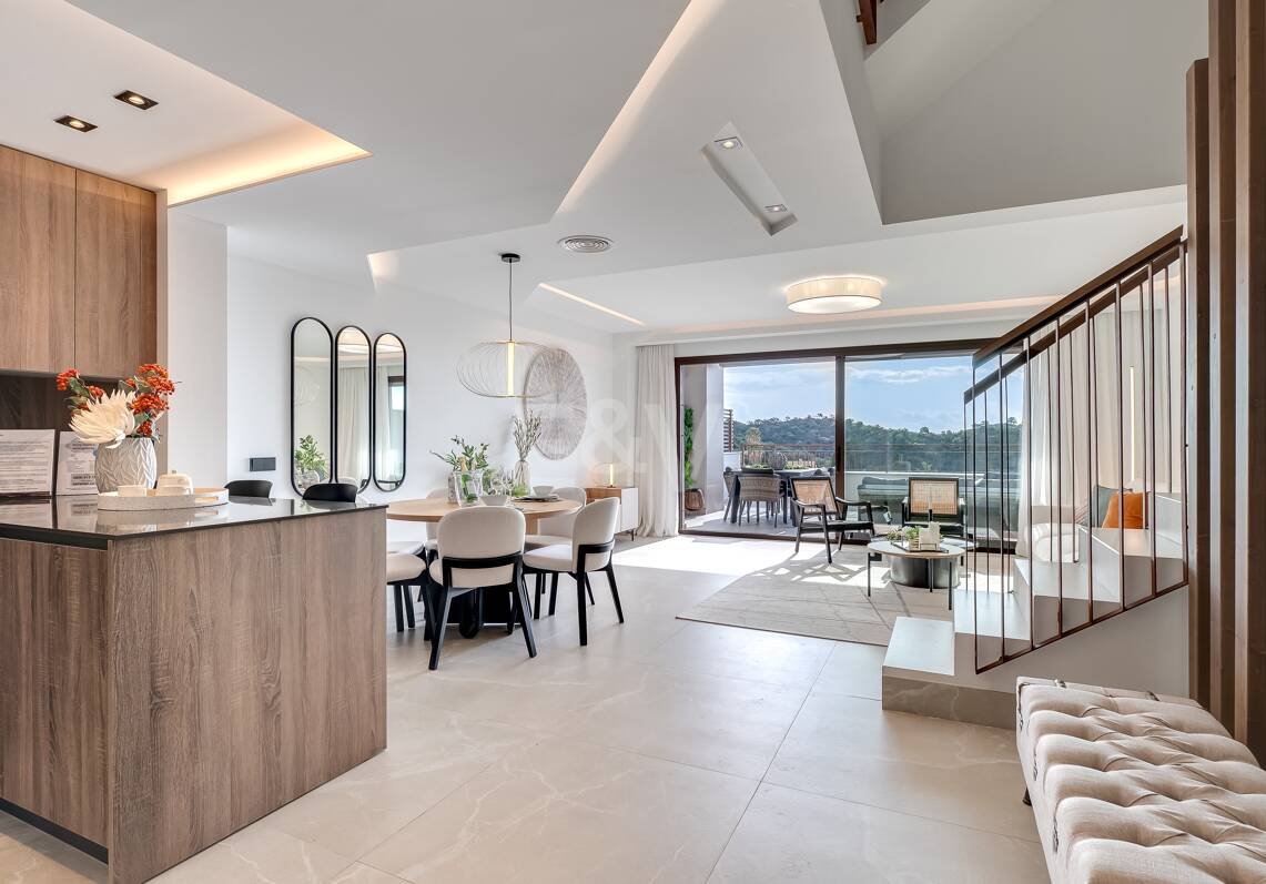 Casas adosadas modernas con vistas panorámicas al mar y a la montaña