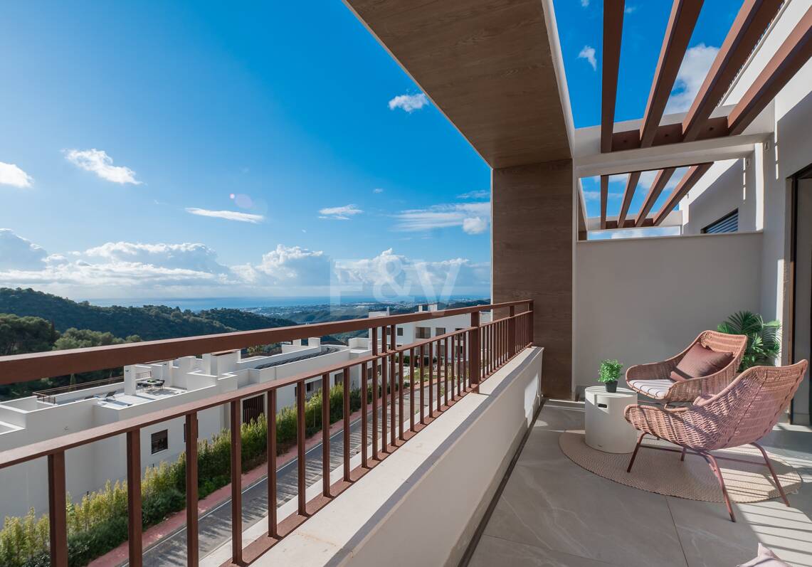 Casas adosadas modernas con vistas panorámicas al mar y a la montaña