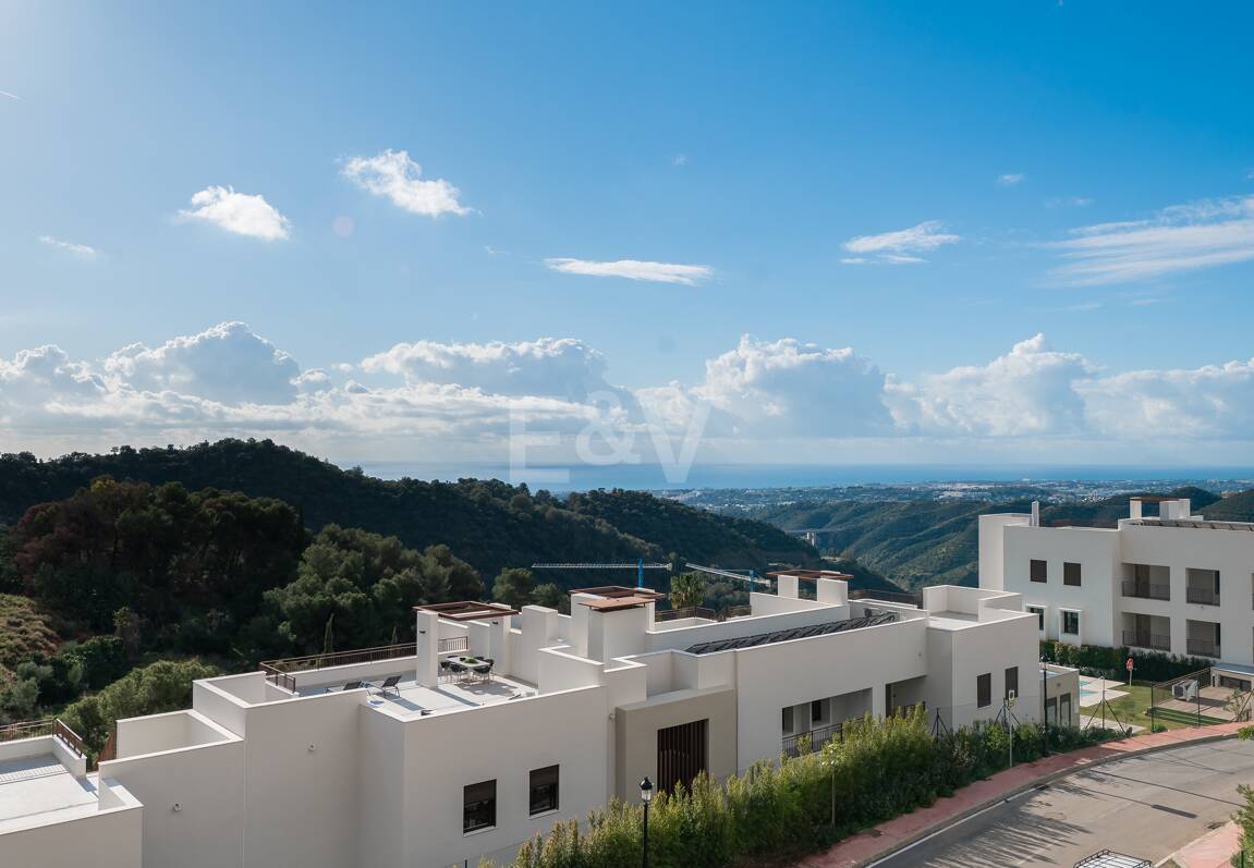 Nowe miasta Off- Plan z widokiem na morze panoramiczne i góry