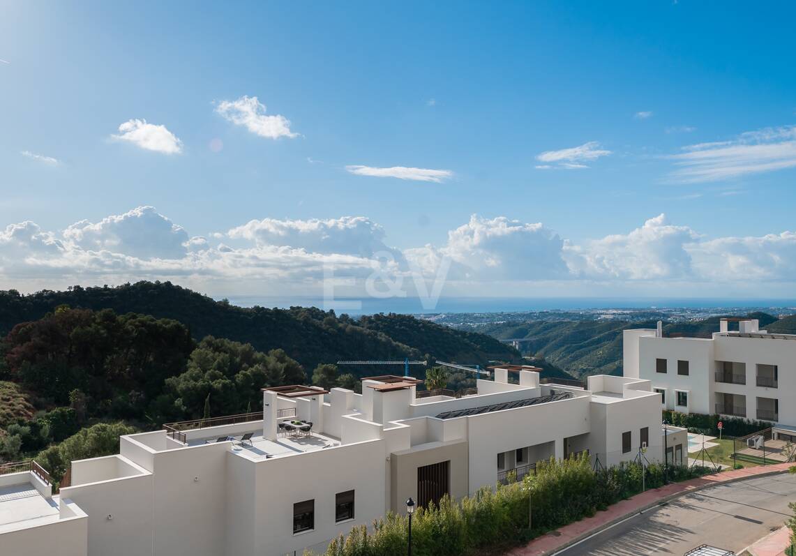 Casas adosadas modernas con vistas panorámicas al mar y a la montaña