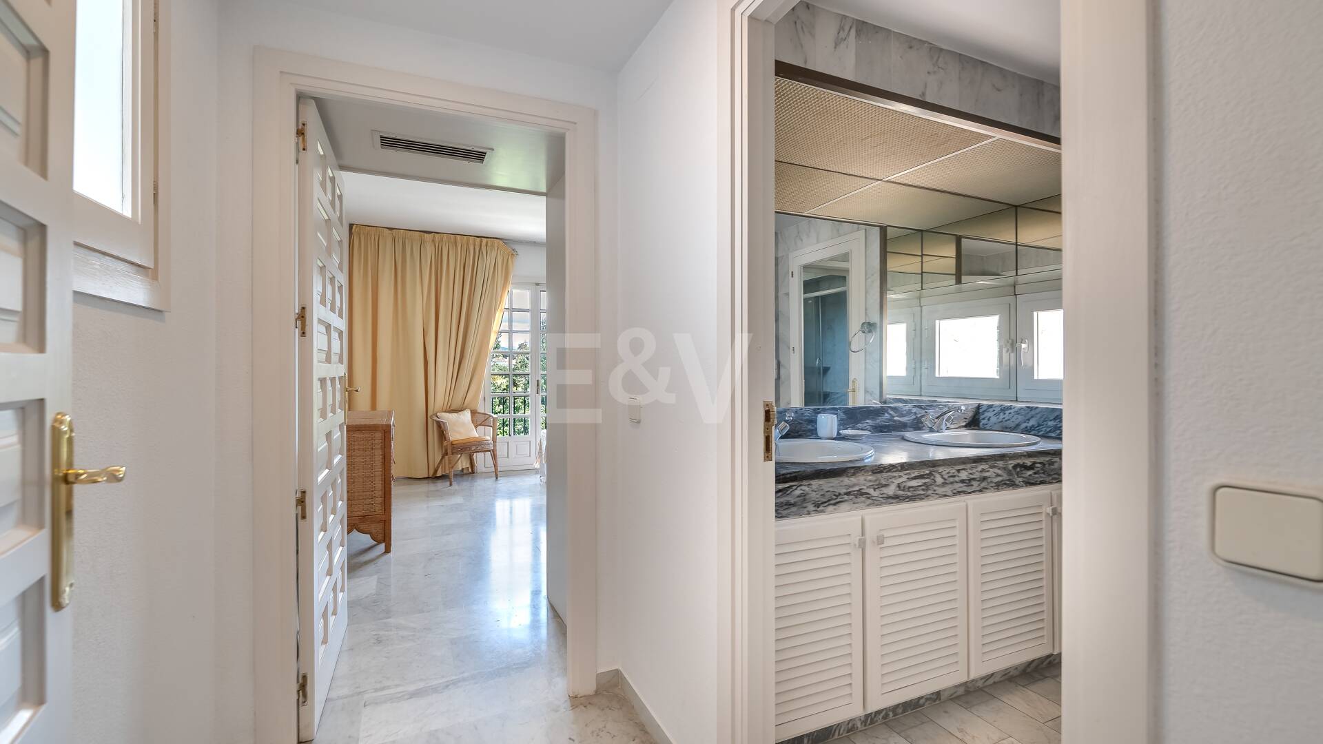 Exclusivo ático en Puente Romano Beach Resort con gran potencial de inversión