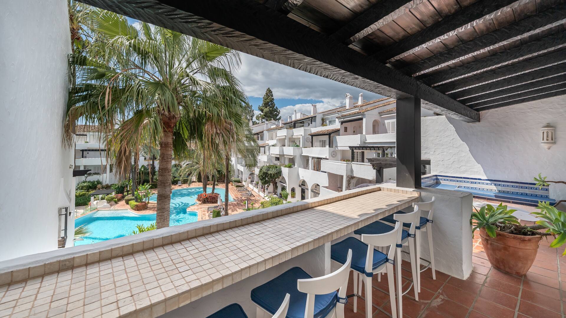 Exclusivo ático en Puente Romano Beach Resort con gran potencial de inversión