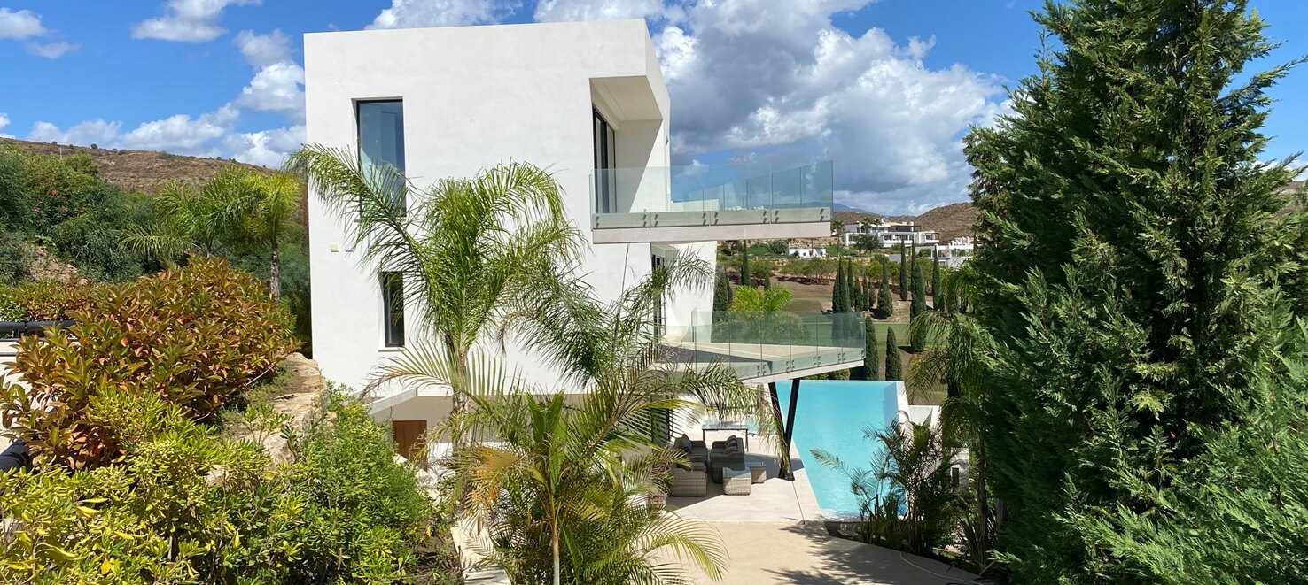 Villa moderna en primera línea de golf con vistas impresionantes en Flamingos Golf.