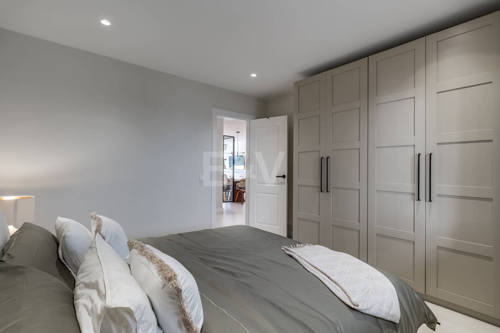 Impresionante apartamento de 3 dormitorios en Puerto del Almendro, Benahavís con vistas al mar