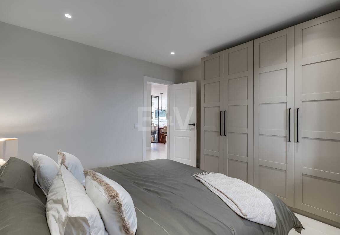 Impresionante apartamento de 3 dormitorios en Puerto del Almendro, Benahavís con vistas al mar