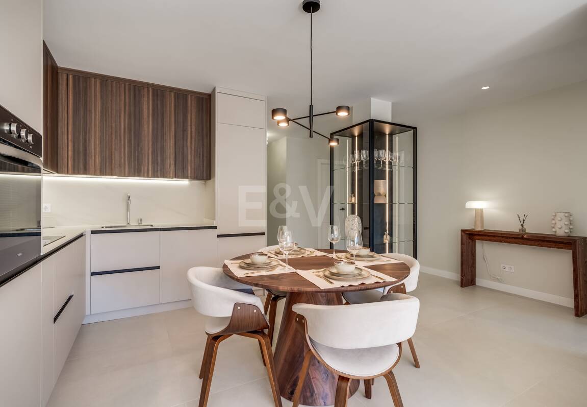 Impresionante apartamento de 3 dormitorios en Puerto del Almendro, Benahavís con vistas al mar