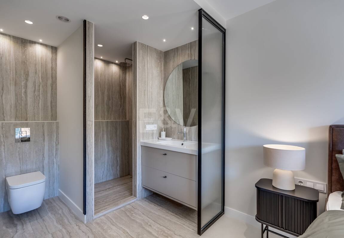 Impresionante apartamento de 3 dormitorios en Puerto del Almendro, Benahavís con vistas al mar