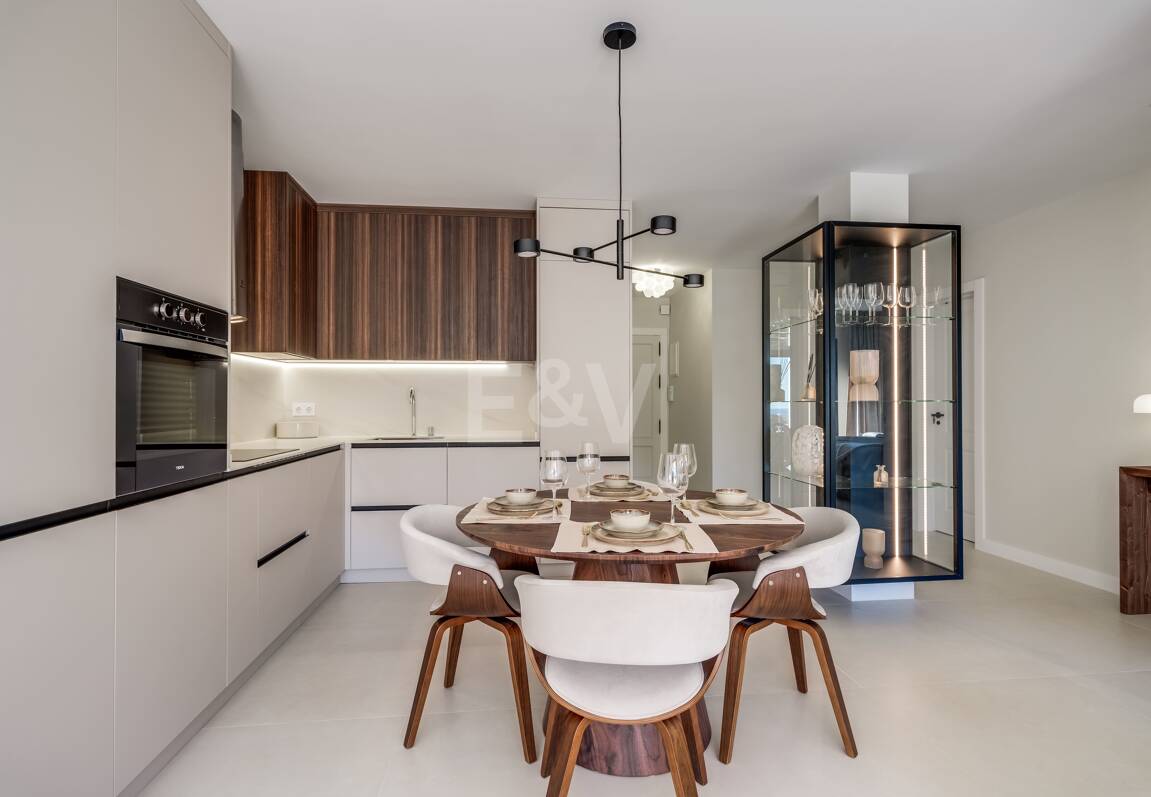 Impresionante apartamento de 3 dormitorios en Puerto del Almendro, Benahavís con vistas al mar