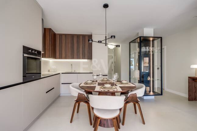 Impresionante apartamento de 3 dormitorios en Puerto del Almendro, Benahavís con vistas al mar