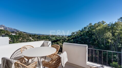 Impresionante apartamento de 3 dormitorios en Puerto del Almendro, Benahavís con vistas al mar