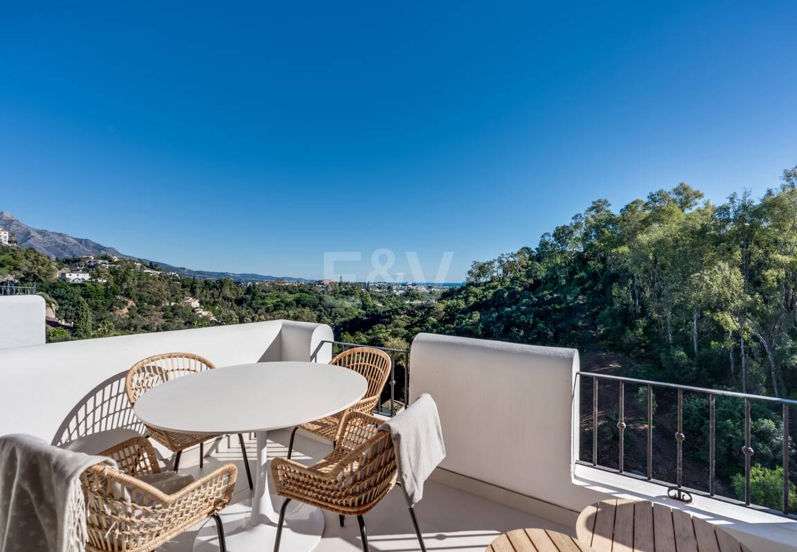 Impresionante apartamento de 3 dormitorios en Puerto del Almendro, Benahavís con vistas al mar