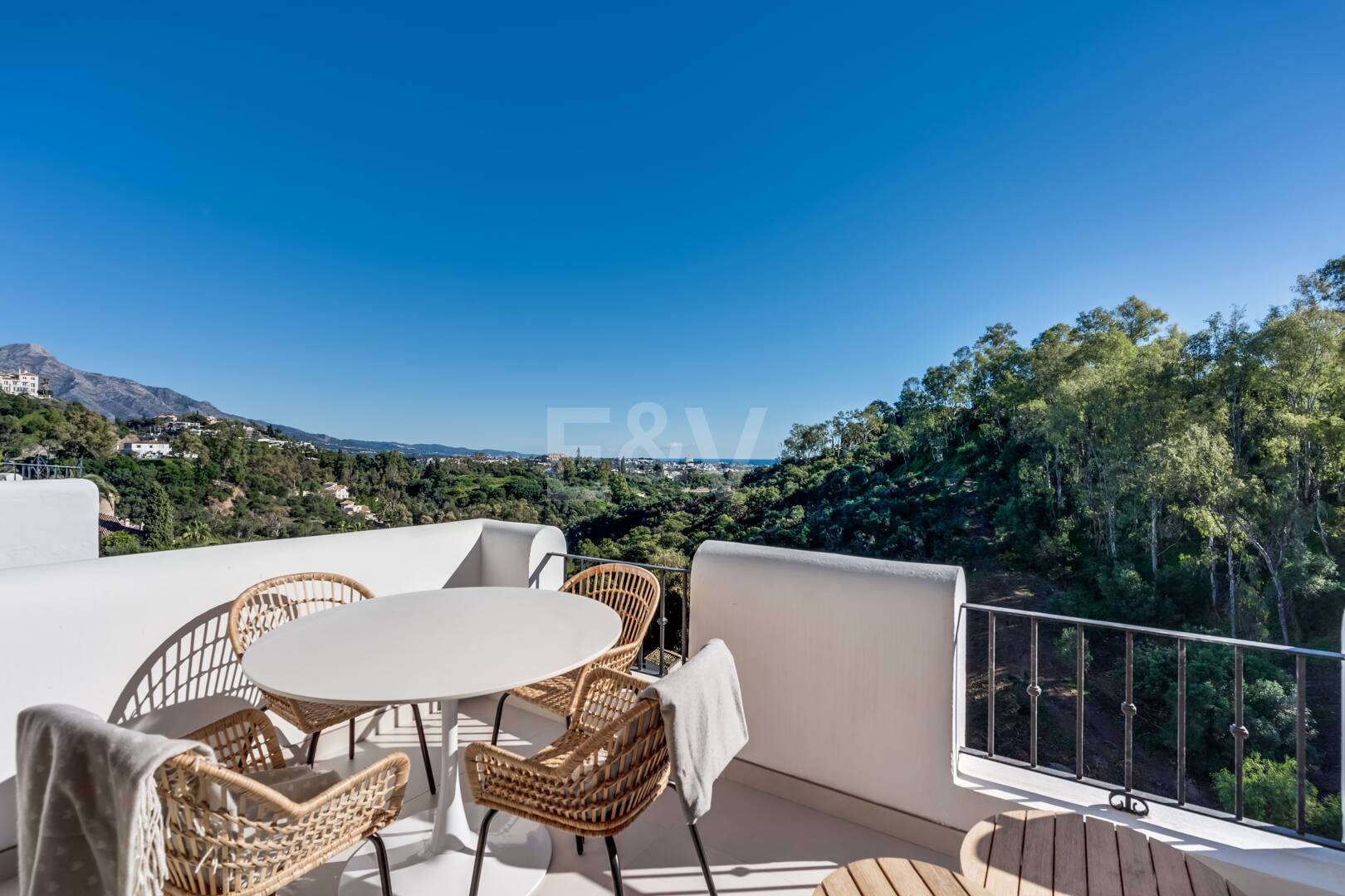 Impresionante apartamento de 3 dormitorios en Puerto del Almendro, Benahavís con vistas al mar