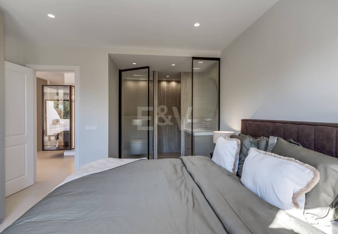 Impresionante apartamento de 3 dormitorios en Puerto del Almendro, Benahavís con vistas al mar