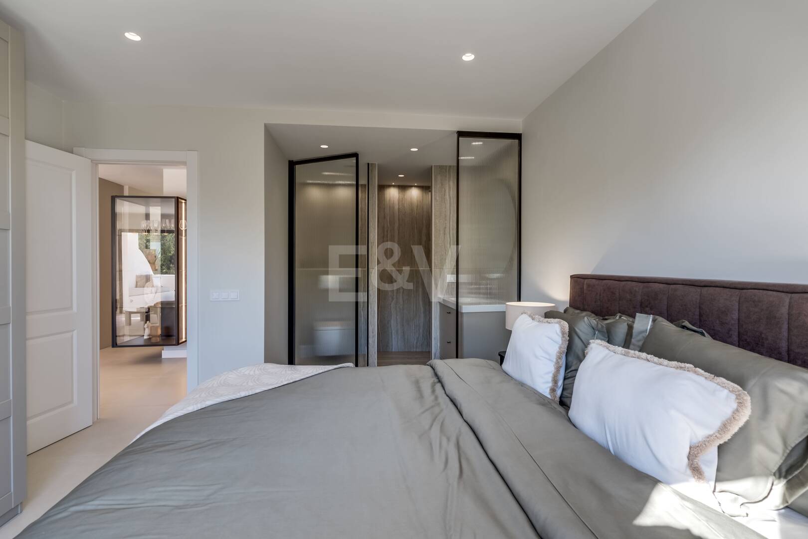 Impresionante apartamento de 3 dormitorios en Puerto del Almendro, Benahavís con vistas al mar