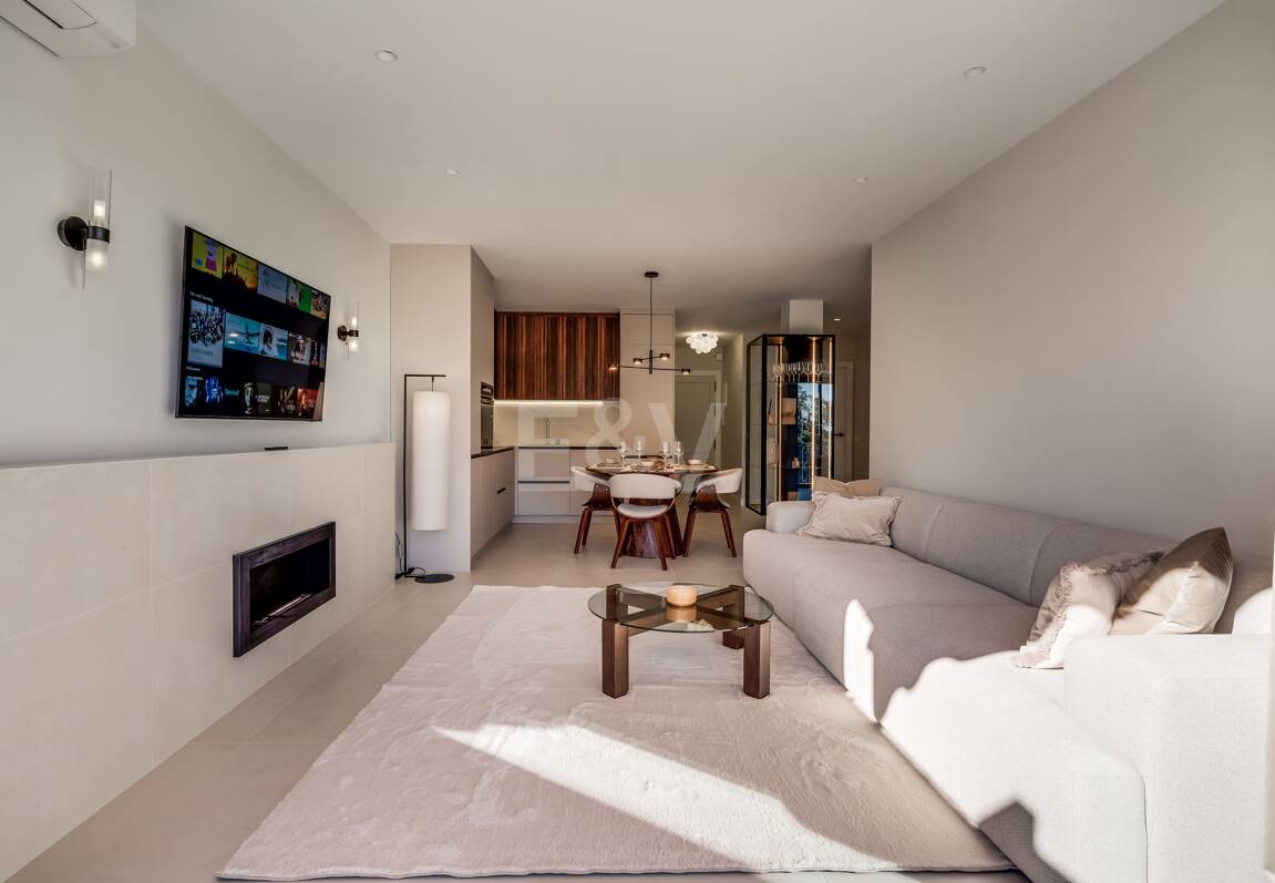 Impresionante apartamento de 3 dormitorios en Puerto del Almendro, Benahavís con vistas al mar