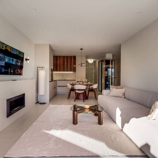 Impresionante apartamento de 3 dormitorios en Puerto del Almendro, Benahavís con vistas al mar