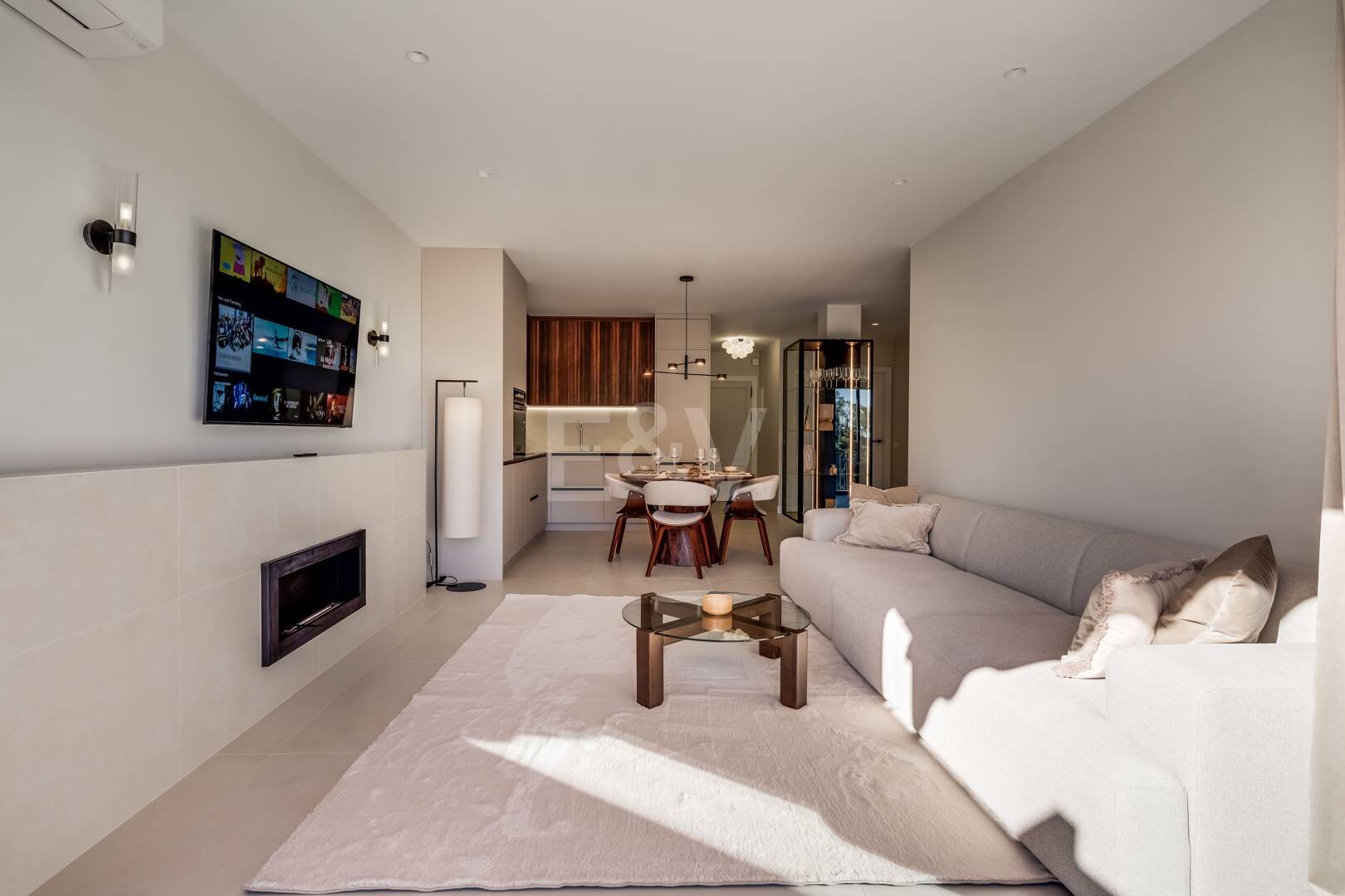 Impresionante apartamento de 3 dormitorios en Puerto del Almendro, Benahavís con vistas al mar