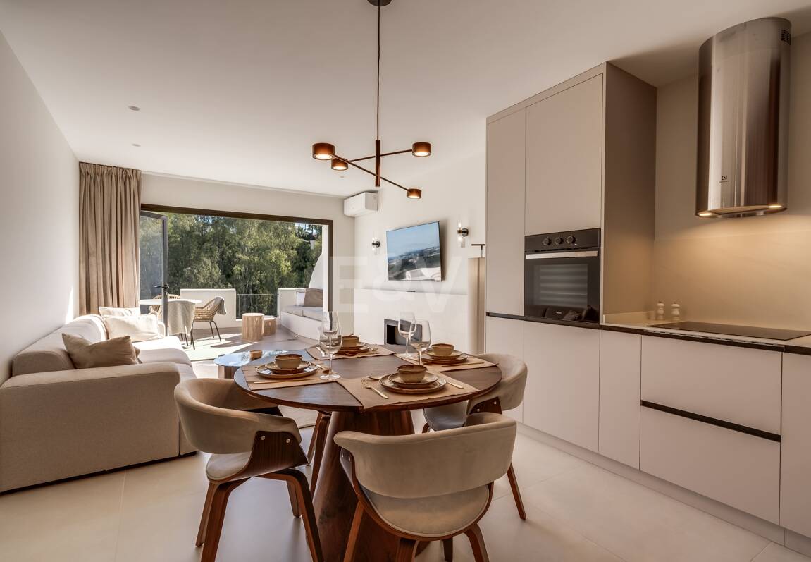 Impresionante apartamento de 3 dormitorios en Puerto del Almendro, Benahavís con vistas al mar