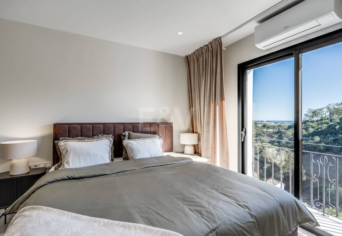 Impresionante apartamento de 3 dormitorios en Puerto del Almendro, Benahavís con vistas al mar