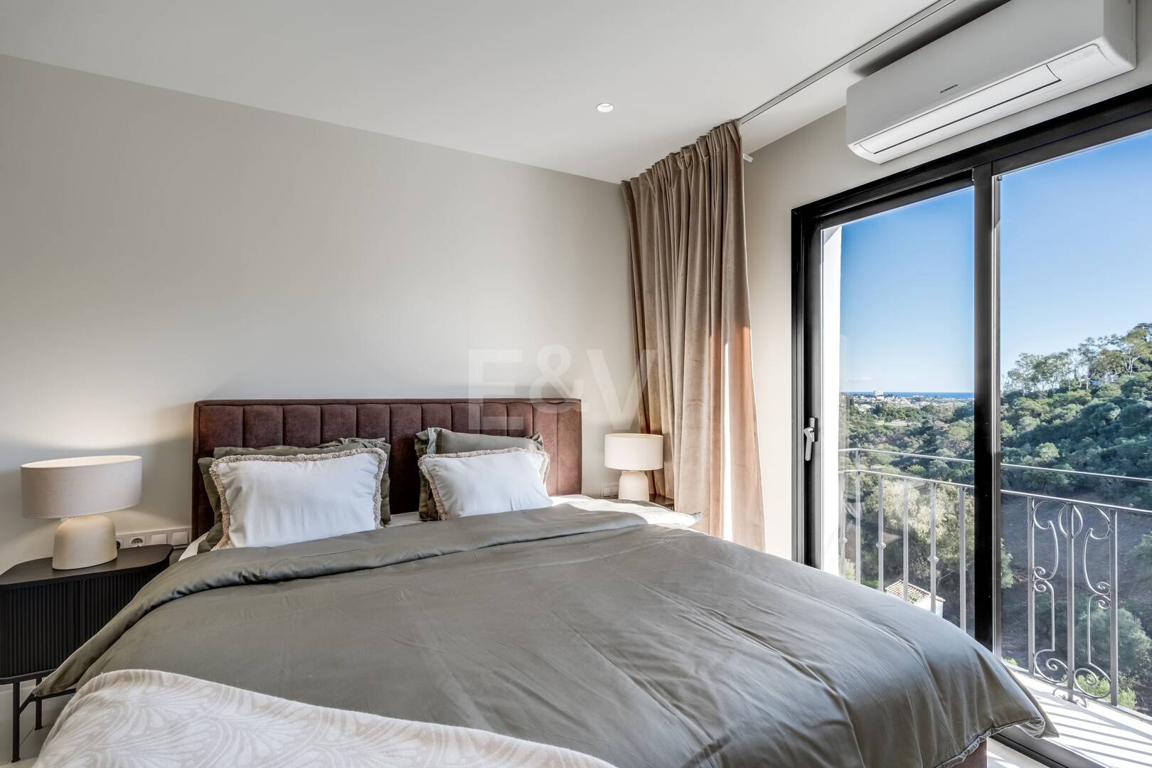 Impresionante apartamento de 3 dormitorios en Puerto del Almendro, Benahavís con vistas al mar