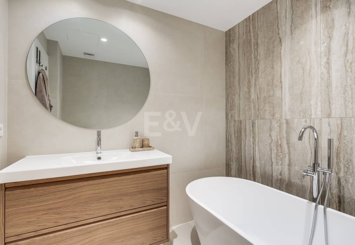 Impresionante apartamento de 3 dormitorios en Puerto del Almendro, Benahavís con vistas al mar