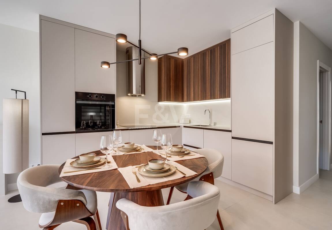 Impresionante apartamento de 3 dormitorios en Puerto del Almendro, Benahavís con vistas al mar