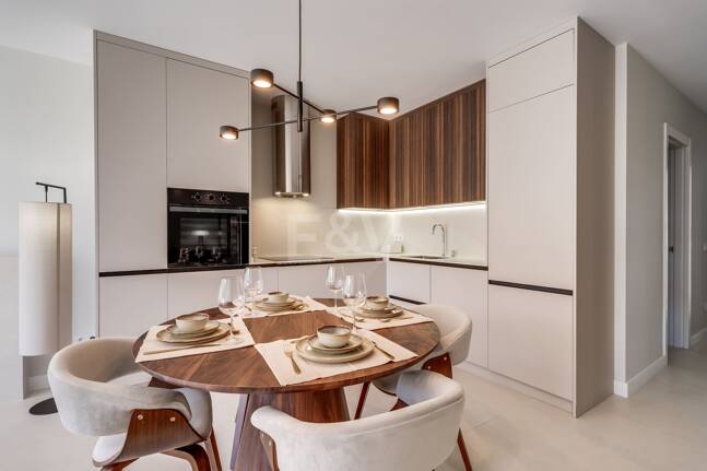 Impresionante apartamento de 3 dormitorios en Puerto del Almendro, Benahavís con vistas al mar