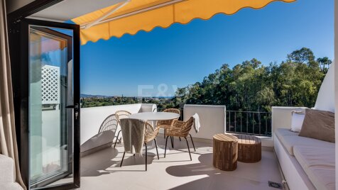 Superbe appartement de 3 chambres à Puerto del Almendro, Benahavis avec vue sur la mer