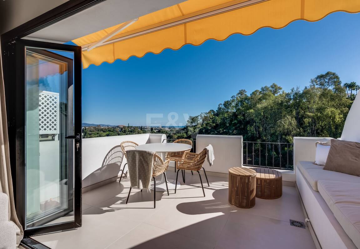 Impresionante apartamento de 3 dormitorios en Puerto del Almendro, Benahavís con vistas al mar