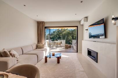 Impresionante apartamento de 3 dormitorios en Puerto del Almendro, Benahavís con vistas al mar