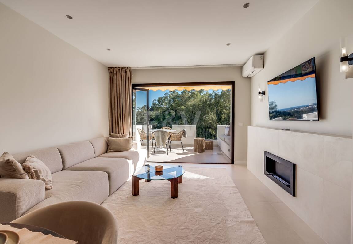 Impresionante apartamento de 3 dormitorios en Puerto del Almendro, Benahavís con vistas al mar