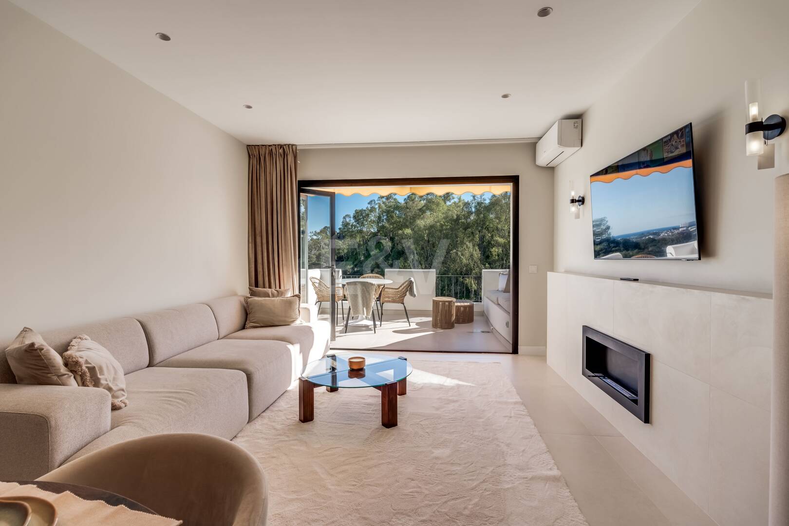 Impresionante apartamento de 3 dormitorios en Puerto del Almendro, Benahavís con vistas al mar