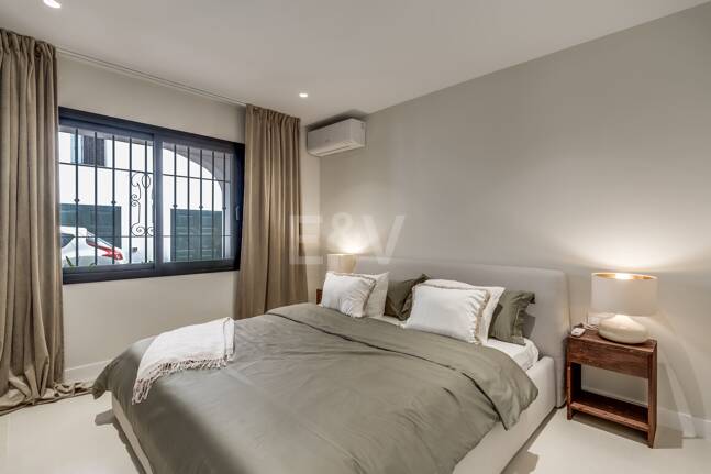 Impresionante apartamento de 3 dormitorios en Puerto del Almendro, Benahavís con vistas al mar