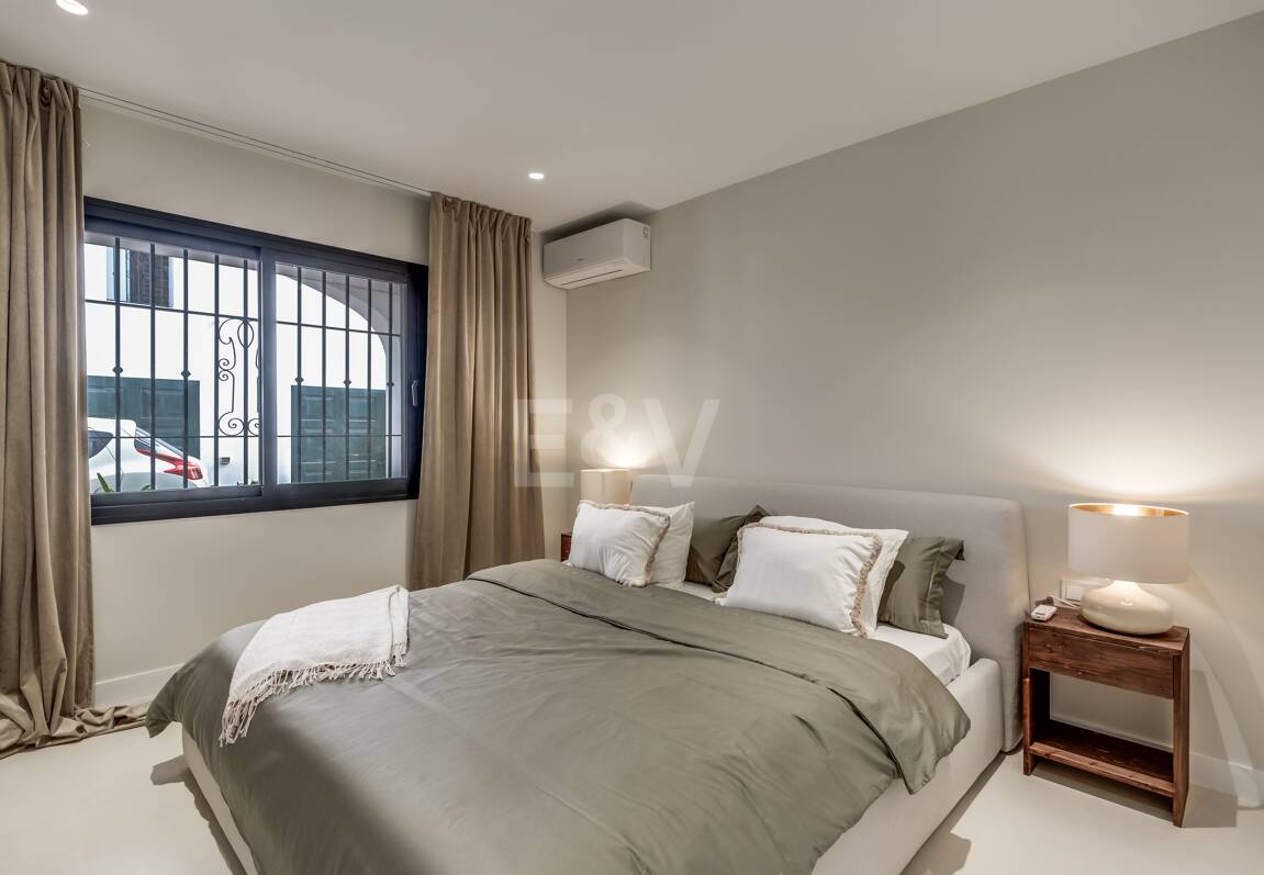 Impresionante apartamento de 3 dormitorios en Puerto del Almendro, Benahavís con vistas al mar