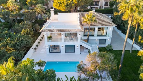 Große Luxus-Villa mit Blick in der Nähe des Strandes in Marbesa