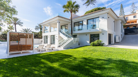 Große Luxus-Villa mit Blick in der Nähe des Strandes in Marbesa