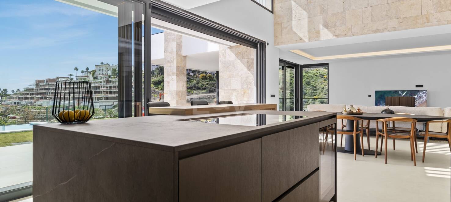 Modern villa i Paraiso Alto med havsutsikt