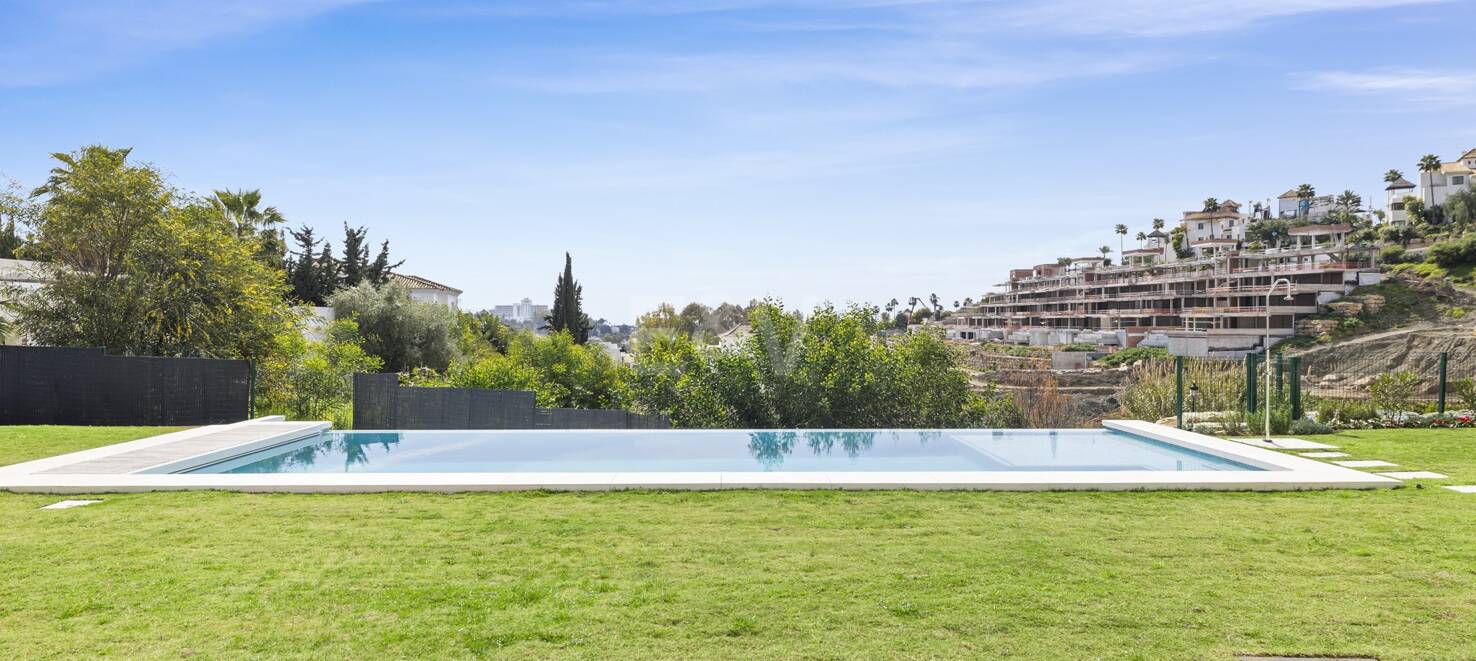 Modern villa i Paraiso Alto med havsutsikt