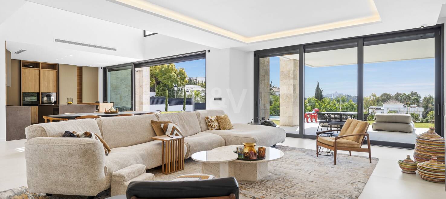 Modern villa i Paraiso Alto med havsutsikt