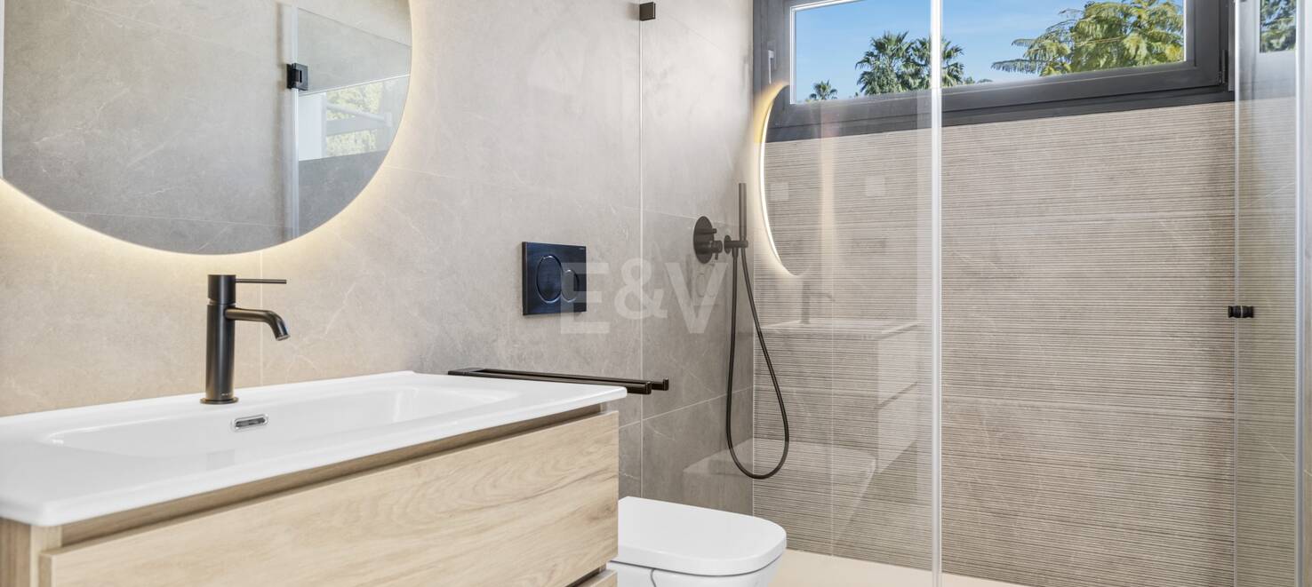 Modern villa i Paraiso Alto med havsutsikt