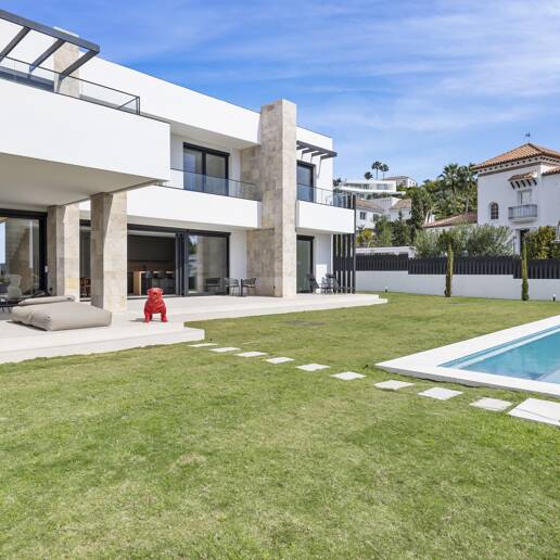 Modern villa i Paraiso Alto med havsutsikt