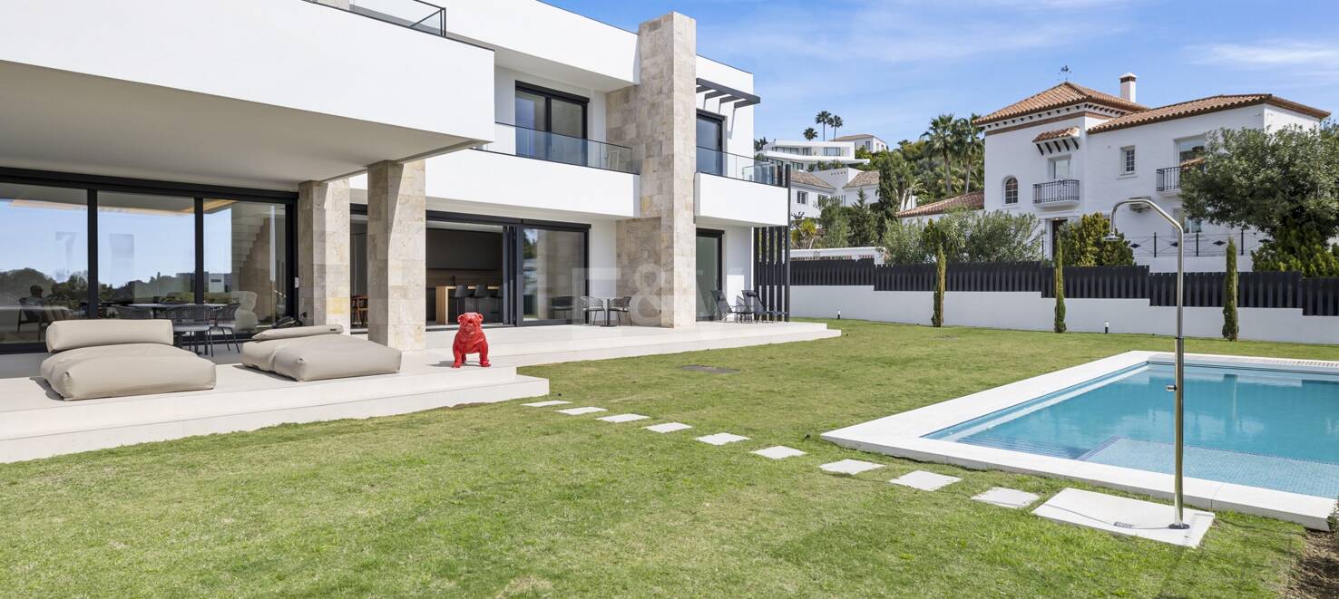 Modern villa i Paraiso Alto med havsutsikt