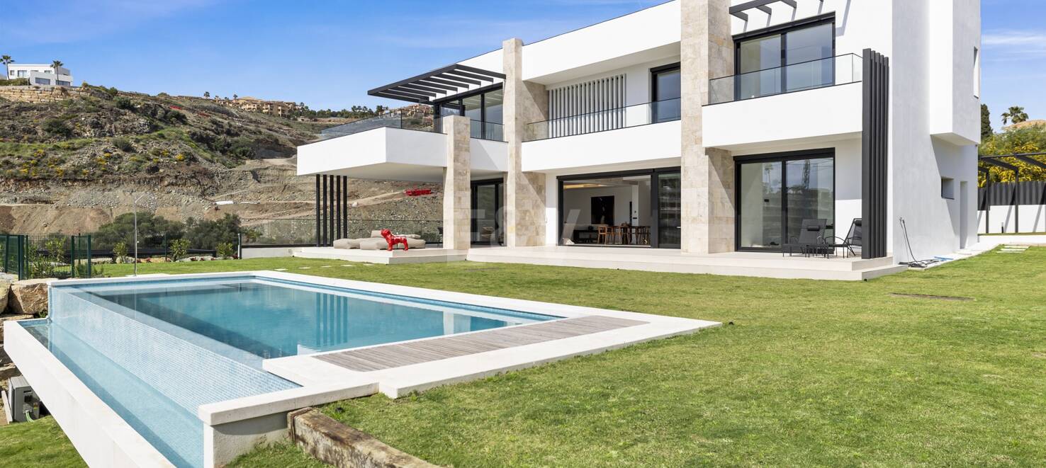Modern villa i Paraiso Alto med havsutsikt