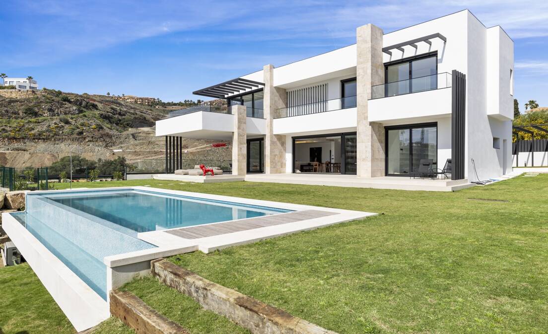 Modern villa in Paraiso Alto with sea view