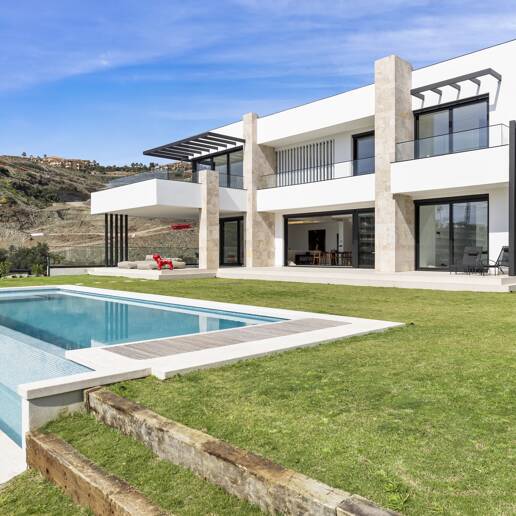 Modern villa i Paraiso Alto med havsutsikt
