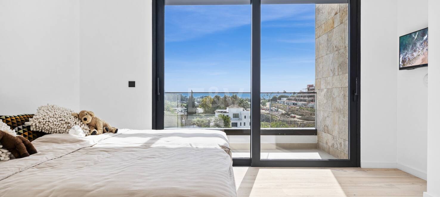 Modern villa i Paraiso Alto med havsutsikt